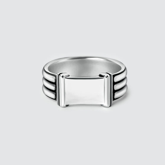 Vorderansicht des Imad-Siegelrings aus Sterlingsilber mit quadratischem Design von Ninetwofive.