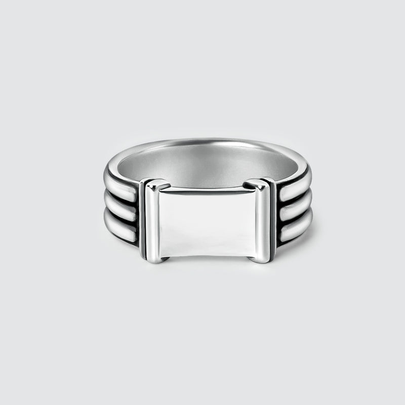 Vorderansicht des Imad-Siegelrings aus Sterlingsilber mit quadratischem Design von Ninetwofive.