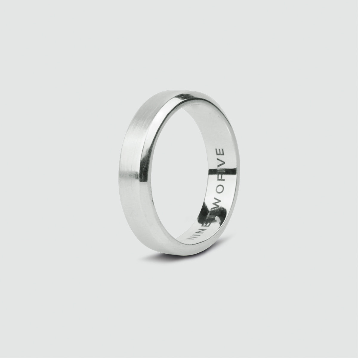 Une bague de mariage en argent mat Tamir de 6 mm gravée du mot "love".