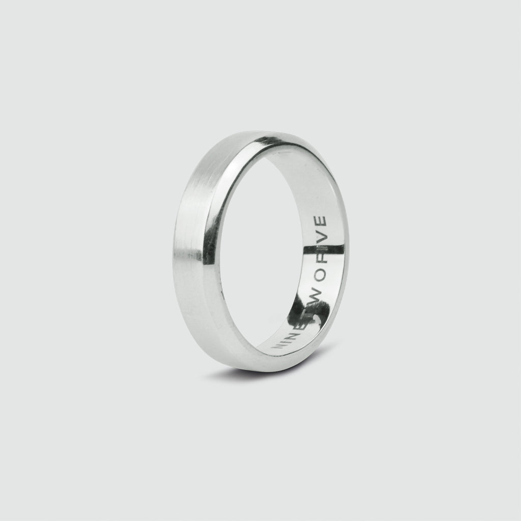 Ein gravierter Tamir - Matt Silver Ring 6mm Ehering für Herren mit dem Wort "Love" darauf.