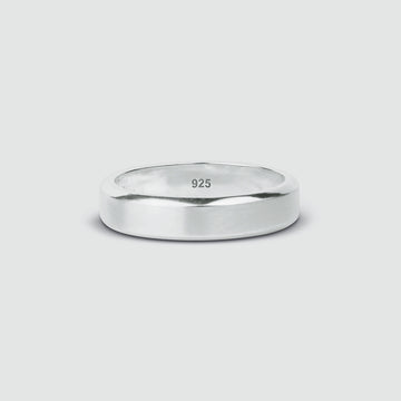 Ein eingravierter Tamir - Matt Silver Ring 6mm auf weißem Hintergrund.