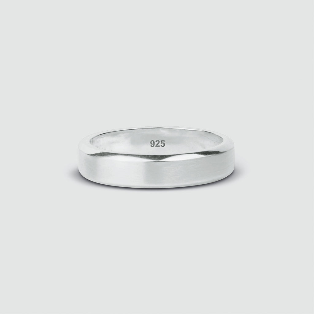 Ein handgefertigter Ring von Boulos und Tamir - set auf weißem Hintergrund.