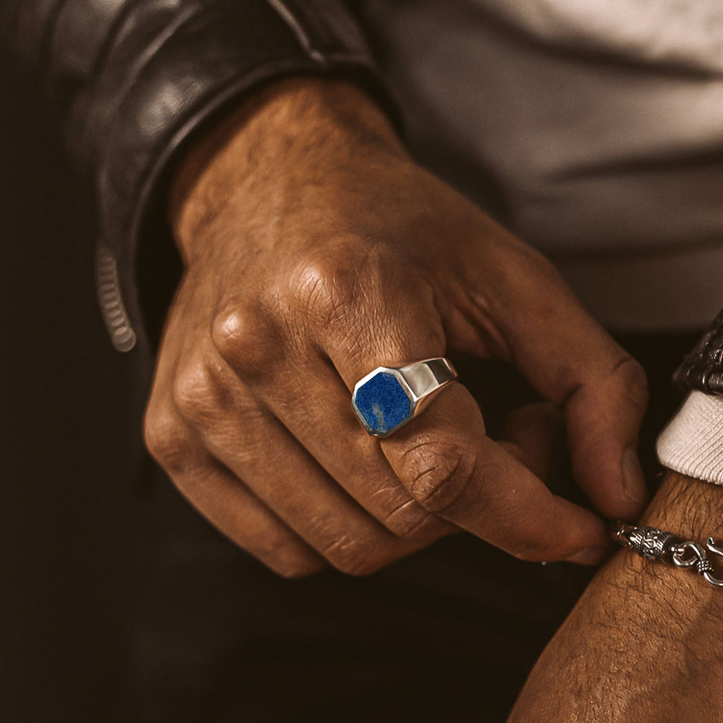 Ein Mann trägt einen Kadar - Blauer Lapislazuli Stein Siegelring 13mm.