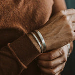 Un homme portant un bracelet Boulos et Noor - set .