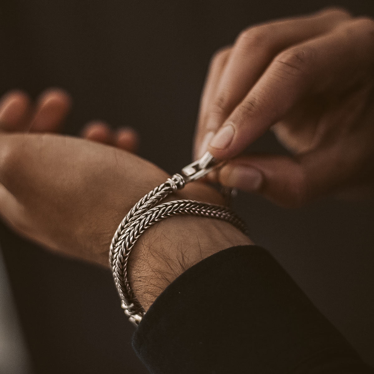 Ein Mann legt ein NineTwoFive - Adam Sterling Silver Braided Bracelet 5mm an.