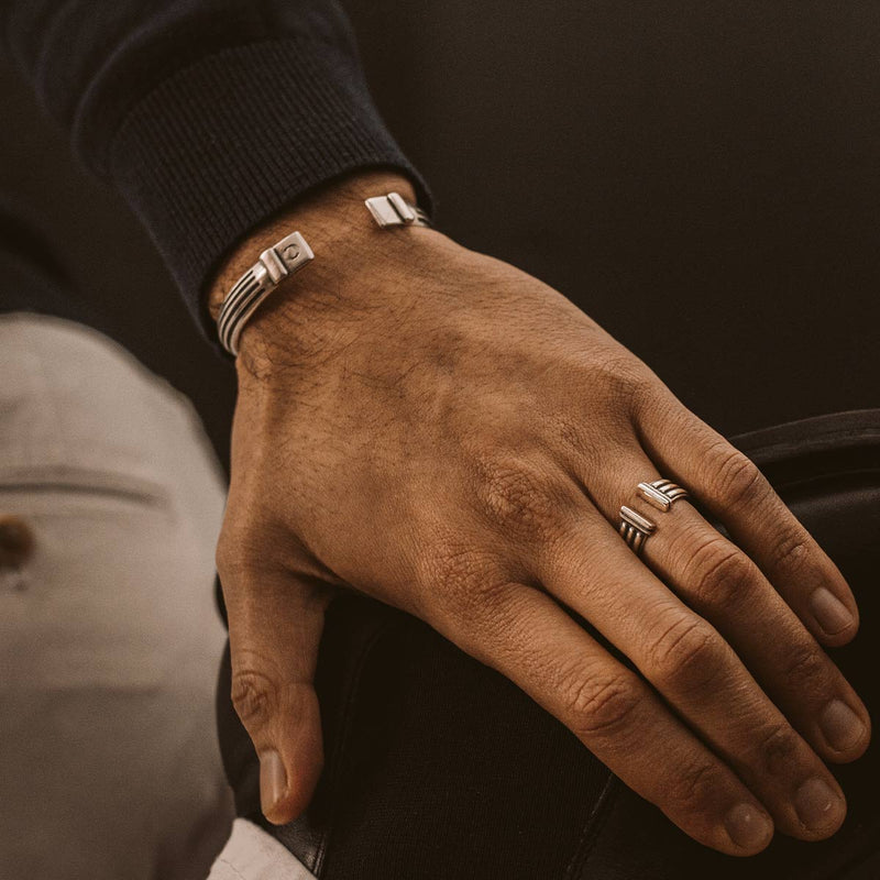 Ein Mann trägt einen Mateen oxidierten Sterling Silber Bangle und Herrenring an der Hand.