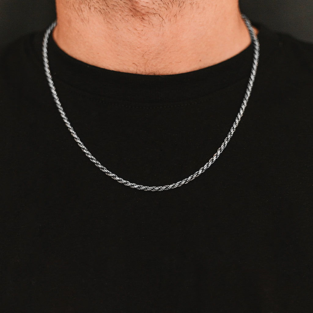 Ein Mann trägt ein schwarzes T-Shirt mit einem Munir - Sterling Silver Rope Kette 3mm.
