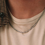 Gros plan sur un homme portant le Munir - Sterling Silver Rope Collier 3mm.