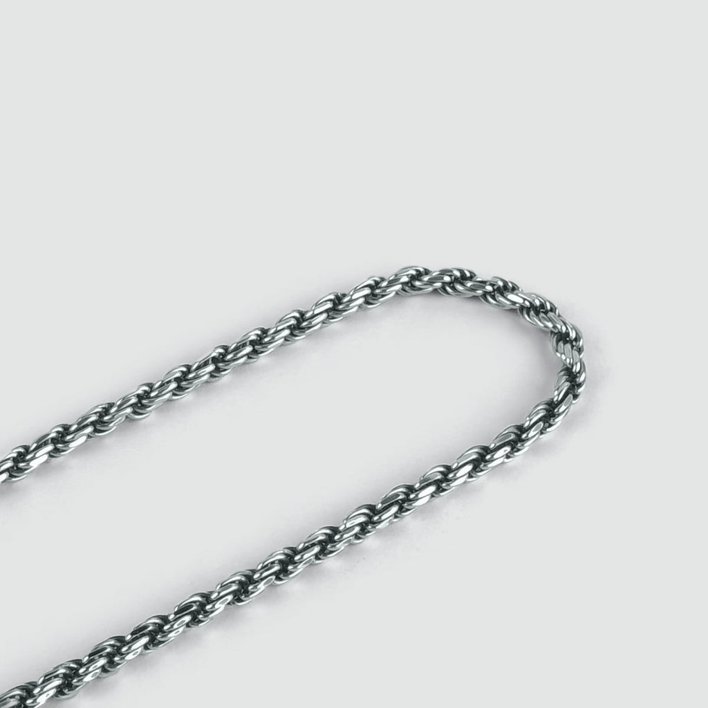 Munir - Sterling Silber Rope Kette 3mm ist eine handgefertigte 925 Silber Seilkette mit einer Länge Ihrer Wahl, auf einem weißen Hintergrund präsentiert.