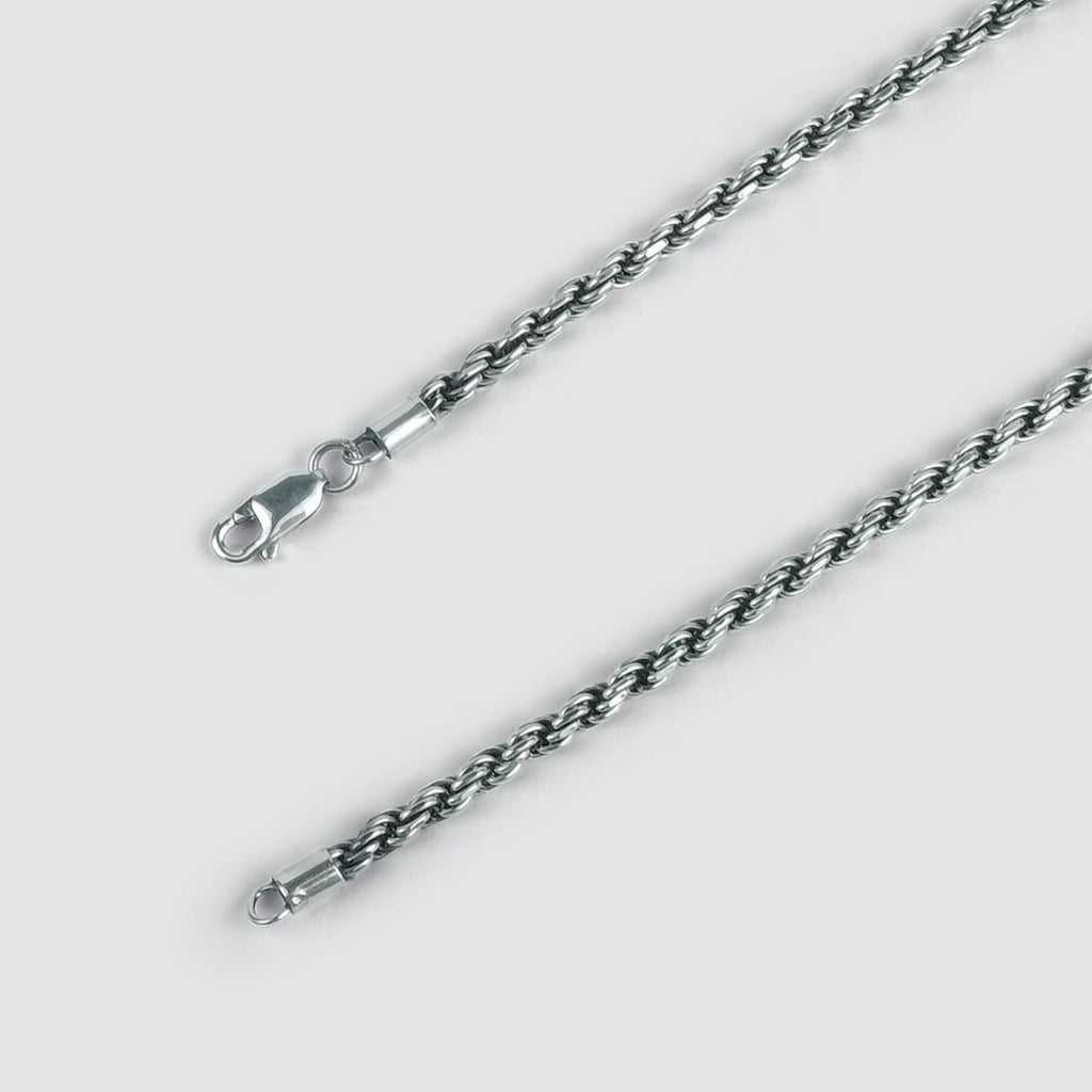 Une corde en argent sterling de Munir Collier 3mm de fabrication artisanale sur fond blanc.
