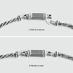 Une série de photos faites à la main montrant comment fixer une corde Nadir - Twisted Sterling Silver Rope Collier 3mm.