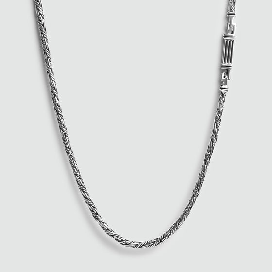 Ein „Nadir“- Kette-Anhänger aus gedrehtem Sterlingsilber in Seiloptik mit Verschluss auf weißem Hintergrund.