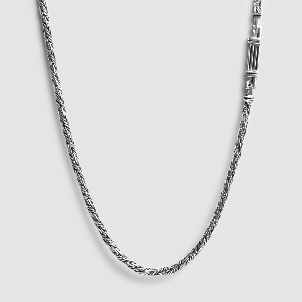 Un Nadir - corde torsadée en argent sterling Collier 3mm avec un fermoir sur fond blanc.