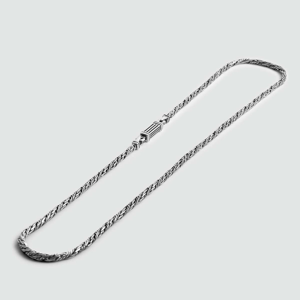 Un pendentif Nadir - Twisted Sterling Silver Rope Collier 3mm sur une chaîne en argent 925 sur fond blanc.