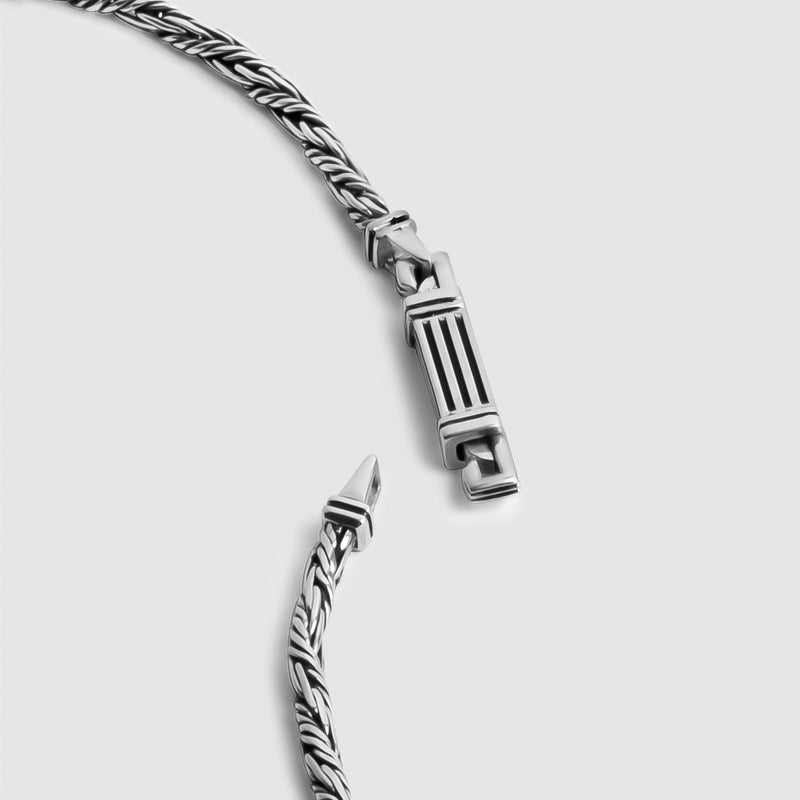 Eine handgefertigte, gedrehte Nadir-Seilkette aus Sterling Silber mit Haken.