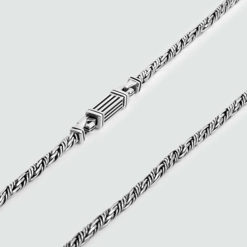 Ein handgefertigter, gedrehter „Nadir“-Anhänger aus Sterlingsilber in Seilketten-Optik mit aufwendig gestaltetem Motiv.