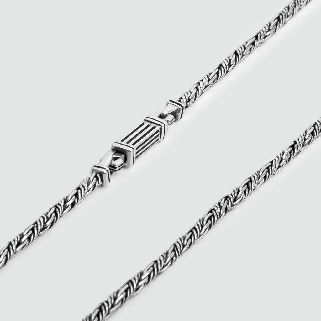 Ein handgefertigter Nadir - Twisted Sterling Silver Rope Kette 3mm Anhänger mit einem verschlungenen Design.