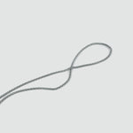 Une élégante pièce en argent sterling Collier de 2,5 mm sur fond blanc.