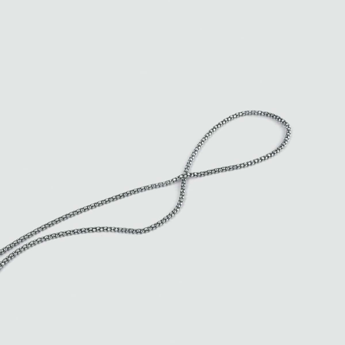 Une élégante pièce en argent sterling Collier de 2,5 mm sur fond blanc.