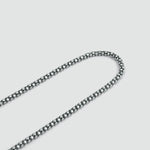 A Naseeb - Elégant en argent sterling Collier 2.5mm de largeur sur fond blanc.
