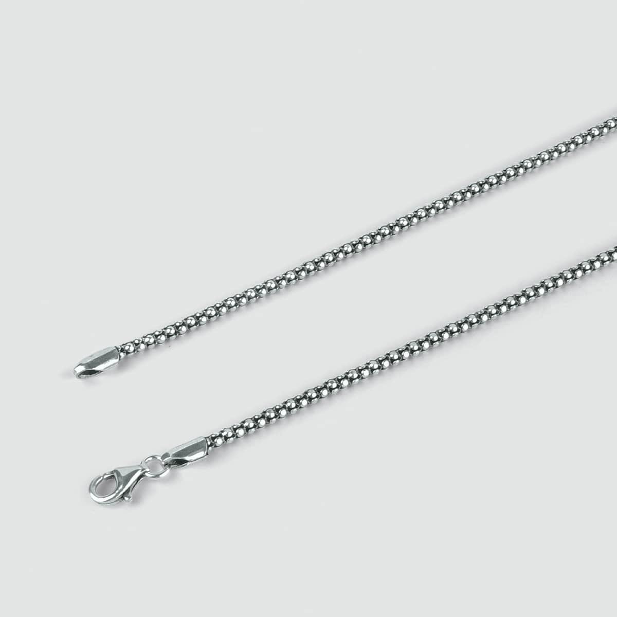 A Naseeb - Elégante pièce en argent sterling Collier 2.5mm de la longueur désirée sur un fond blanc.