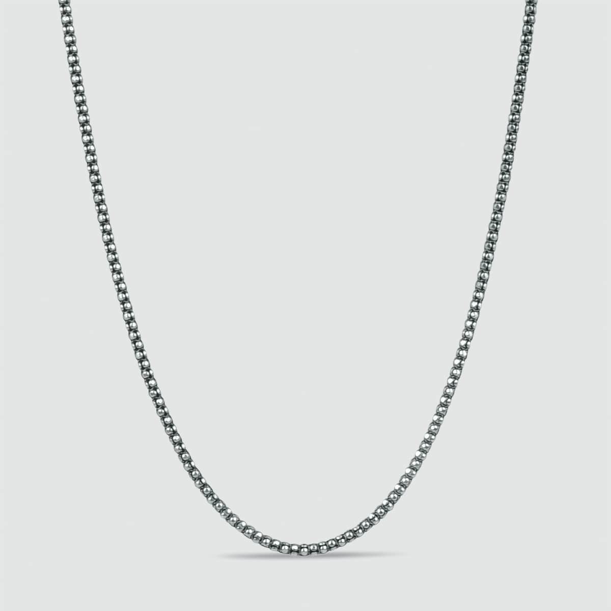 Ein handgefertigtes Naseeb - Elegantes Sterling Silber Kette 2.5mm auf weißem Hintergrund.