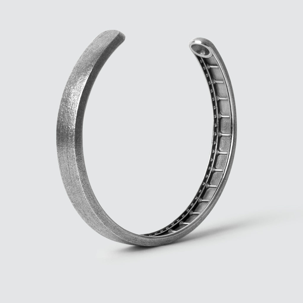 Ein Fudail - Rough Brushed Sterling Silber Armreif 8mm mit einem Ring in der Mitte.