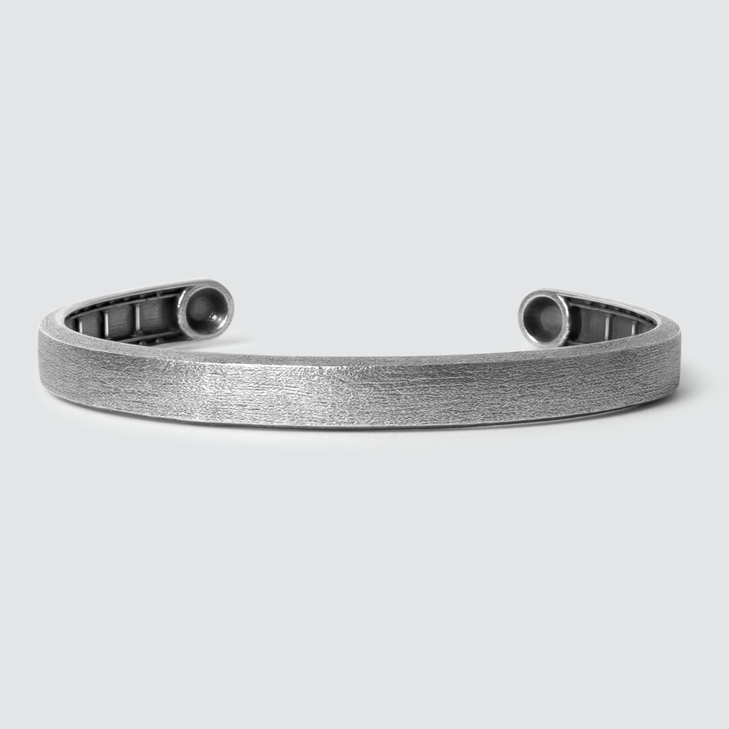Un bracelet manchette Fudail - Argent brut brossé Jonc 8mm sur fond blanc.
