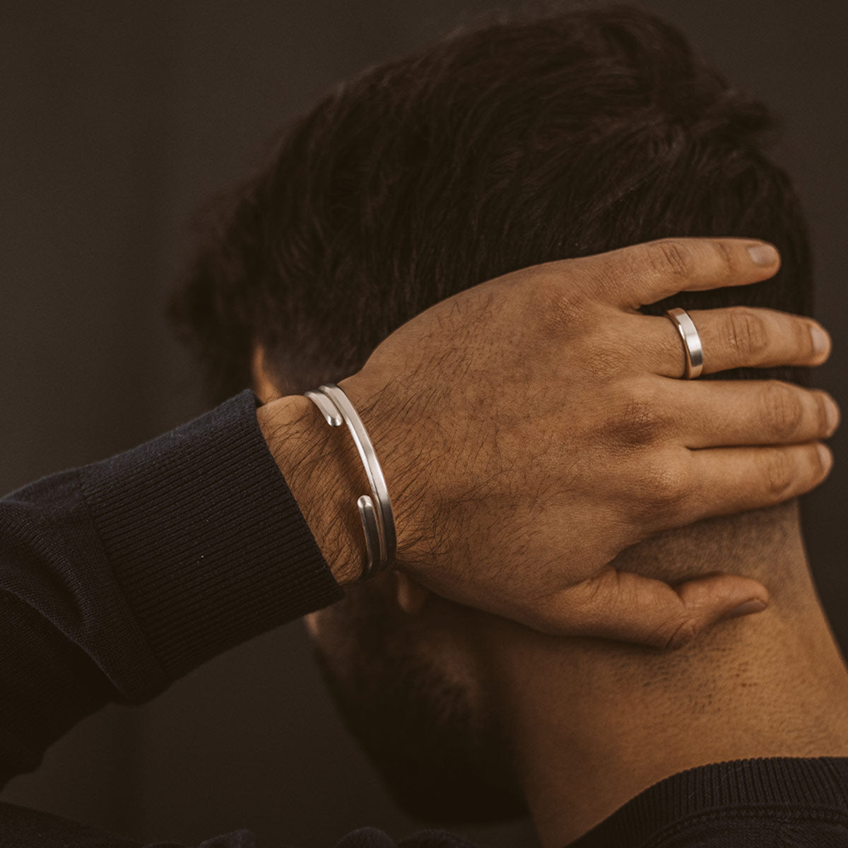Ein Mann trägt das Noor and Tamir - set, ein handgefertigtes silbernes Manschettenarmband.