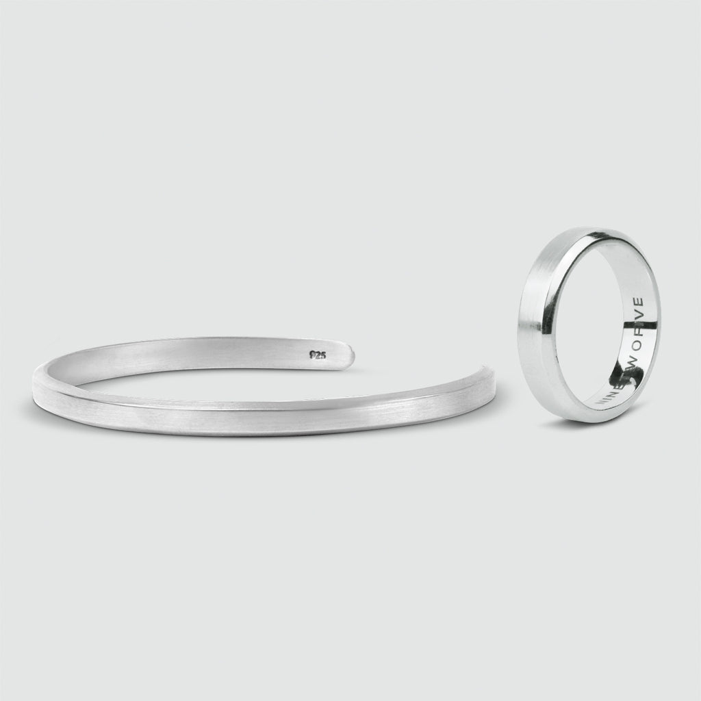 Een Noor en Tamir - set, handgemaakte zilveren ring en bangle op een witte achtergrond, perfect om samen te kopen en €100 te besparen.