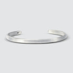 Un bracelet manchette de Noor et Tamir - set sur fond blanc, fait à la main.