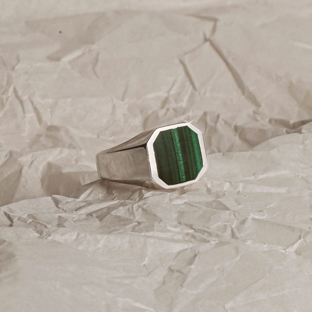 Ein Zaid - Sterling Silber Malachit Signet Ring 13mm mit einem grünen Stein auf einem Stück Papier.