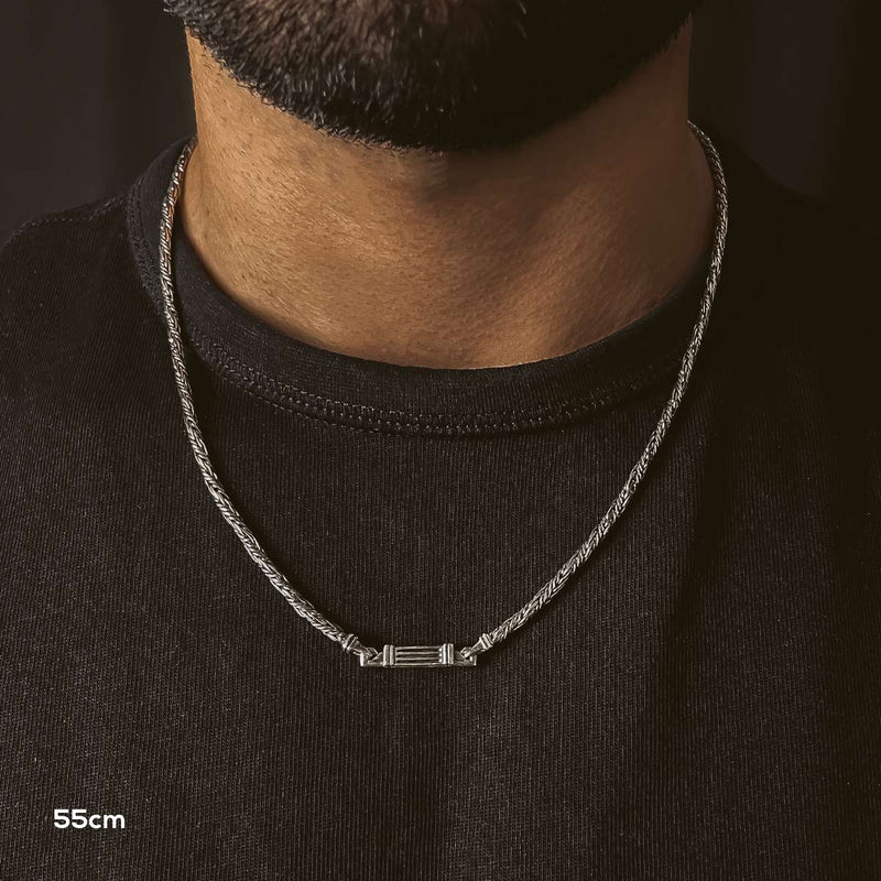 Ein bärtiger Mann, der eine gedrehte Herrenkette aus Sterling Silber der Marke „Nadir“ von Ninetwofive trägt.