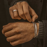 Un homme met un Idris - Bracelet tressé en argent Jonc 8mm.