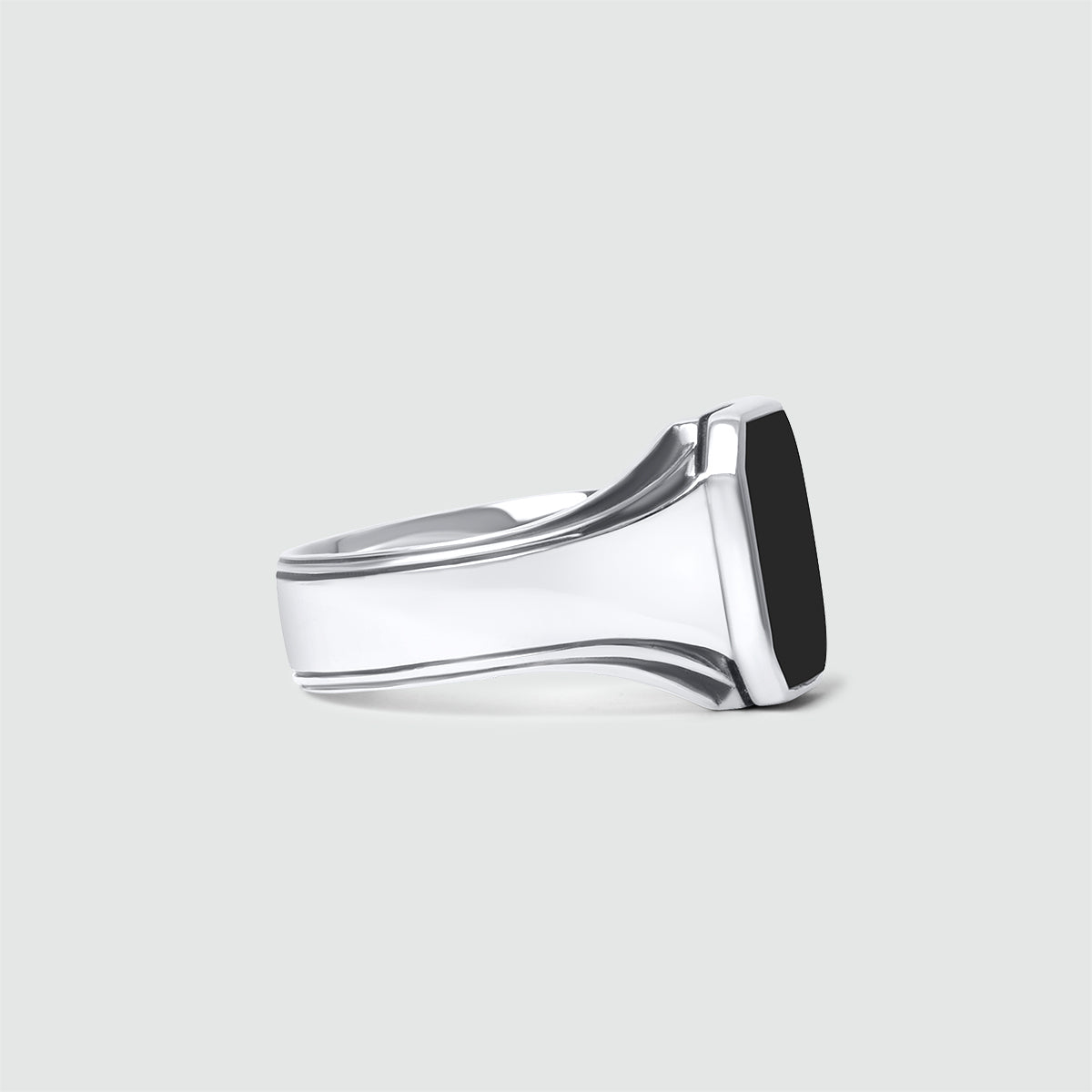 A NineTwoFive Baki - Black Onyx Signet Ring 17mm on a white background.