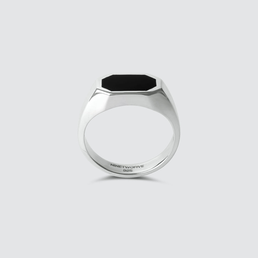 Aniq - Elegant Black Onyx Signet Ring 7mm avec une pierre en onyx noir.