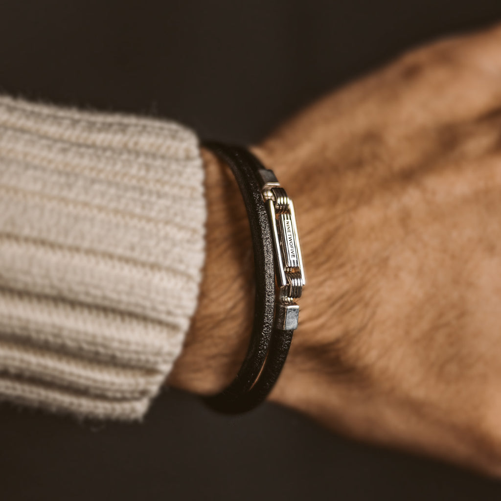 Un homme portant un bracelet Rami en cuir noir véritable de 5 mm, bracelet personnalisé pour homme.