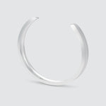 Bracelet en argent massif gravé Boulos - Plain Jonc 8mm sur fond blanc.