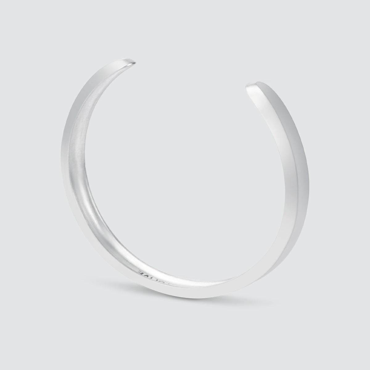 Bracelet en argent massif gravé Boulos - Plain Jonc 8mm sur fond blanc.