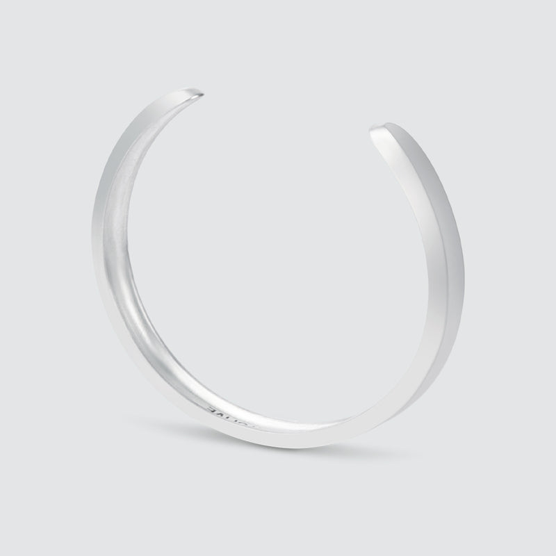 Ein graviertes Herrenarmband von Boulos – schlichter Sterling-Silber-Armreif, 8 mm, auf weißem Hintergrund.