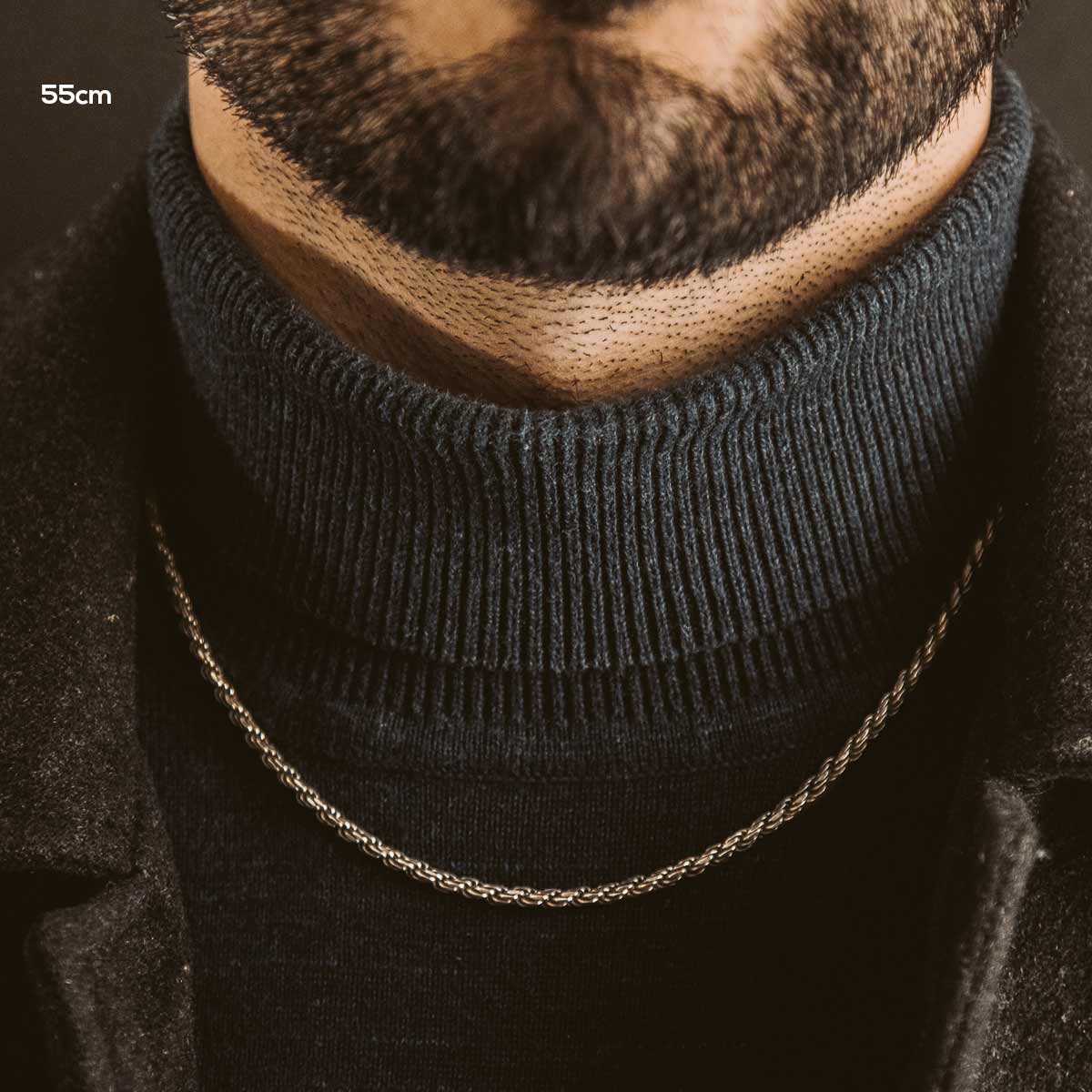 Ein handgefertigtes Munir - Sterling Silver Rope Kette 3mm um den Hals eines Mannes gelegt, dessen Länge in einer Nahaufnahme zu sehen ist.