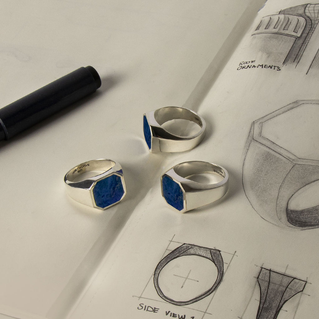 Trois dessins de Kadar - Blue Lapis Lazuli Stone Signet Ring 13mm sur une feuille de papier.