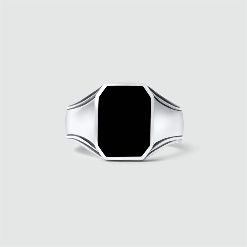 Ninetwofive Baki 925 sterling zilveren zegelring voor heren met zwarte onyx steen, getoond tegen een contrasterende witte achtergrond.