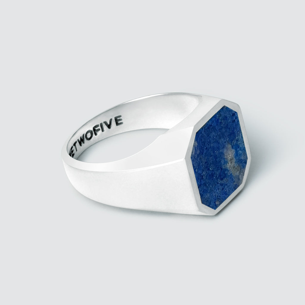 Ein graviertes Sterlingsilber Kadar - Blue Lapis Lazuli Stone Signet Ring 13mm mit einem Lapis Stein.