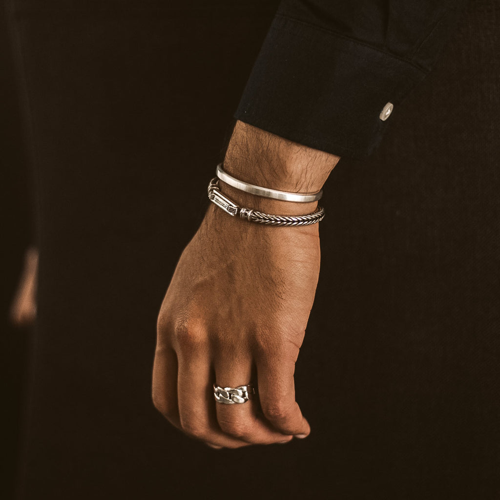 Ein Mann trägt das Adam - Sterling Silver Braided Bracelet 5mm.