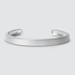 Un bracelet de manchette Boulos et Tamir - set , fait à la main et sur fond blanc.