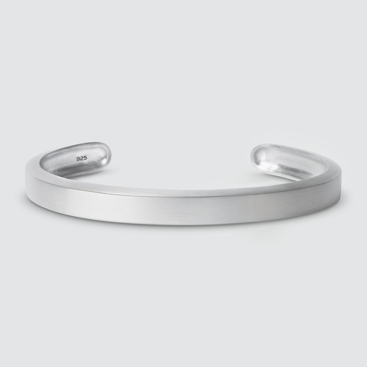 A Boulos - Schlichtes Sterling Silber Armreif 8mm auf weißem Hintergrund.