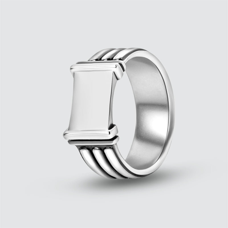 Schräge Vorderansicht des Imad-Siegelrings aus Sterlingsilber mit quadratischem Design von Ninetwofive.