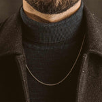 Gros plan sur un homme barbu portant un Naseeb - Elégant argent sterling Collier 2.5mm.