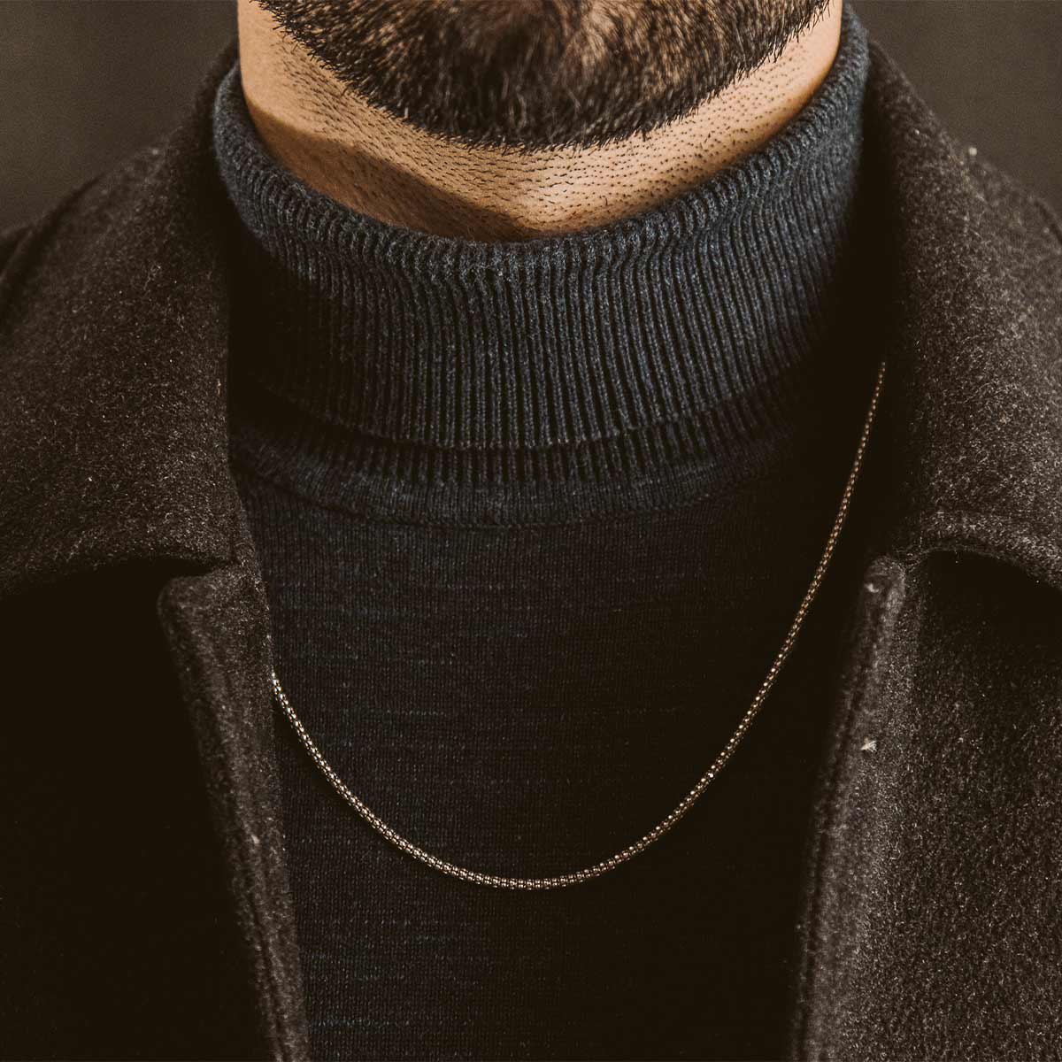 Gros plan sur un homme barbu portant un Naseeb - Elégant argent sterling Collier 2.5mm.